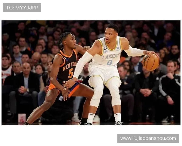 兰德尔全场狂砍32分10篮板6助攻带领球队大胜对手展现统治力